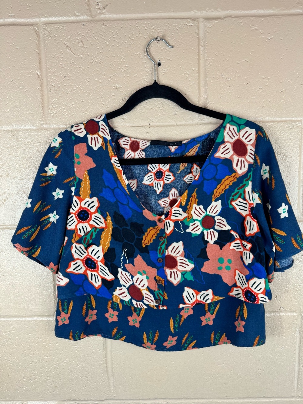 Cantāo V-Neck Viscose Contrasting Print Crop Top in Size Small D73